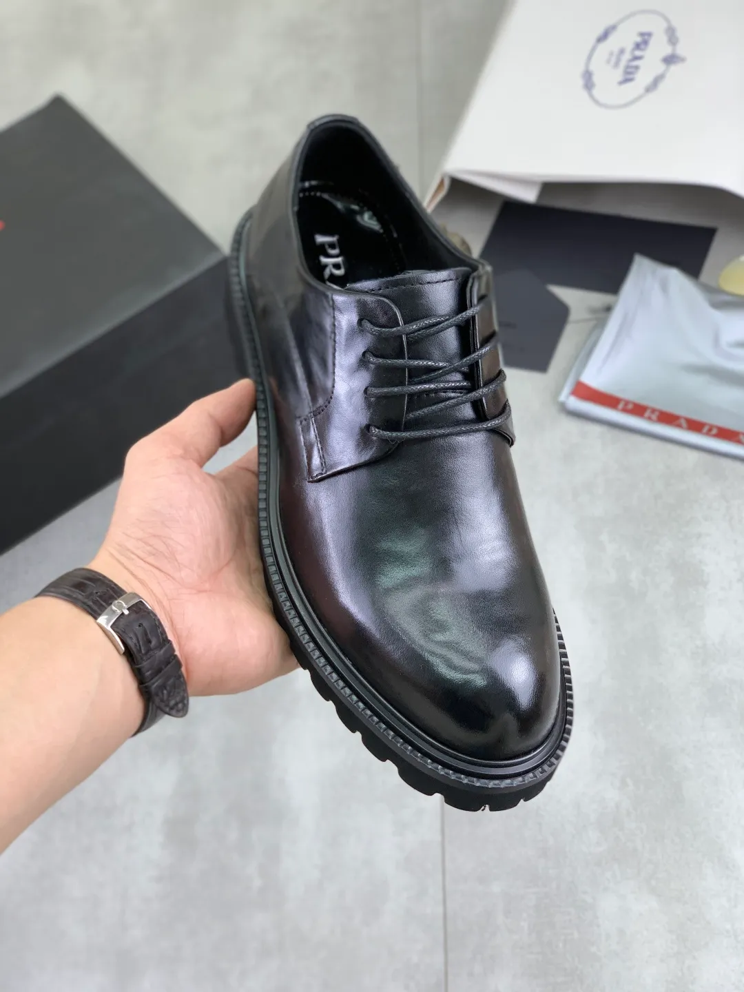 Men's men's shoes 💰P640 New PRADA top version Prada's new casual leather shoes Original purchase, development and production Prada Men's Classic Series Technological breathable fabrics with cowhide Casual sports shoes Casual sports dad shoes combine high-tech breathable materials with cowhide, with P's exclusive button decoration on the side. The outsole is full of P italic design and bright colors to show vitality and continue the brand's design inspiration. Stroll around the city lightly and feel free and comfortable. Delivered in exquisite packaging 🛍📦 ▪️Material: original customized calfskin with breathable material ▪️Inner lining: cowhide lining ➕cowhide feet ▪️Outsole: open-molded TPU foam material ▪️Sole thickness: 3.5CM ▪️Size: Men's 38-45 black, burgundy color optional